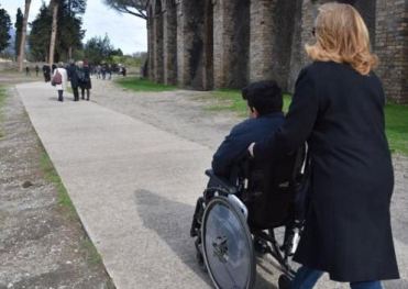 Persona con disabilità e accompagnatrice al Parco Archeologico di Pompei