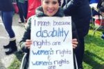 Una giovane con disabilità motoria durante la "Women’s March", tenutasi nel 2017 negli Stati uniti. Nel cartello che reca si legge (in inglese): «Io marcio perché i diritti inerenti la disabilità sono diritti delle donne; i diritti delle donne sono diritti umani»