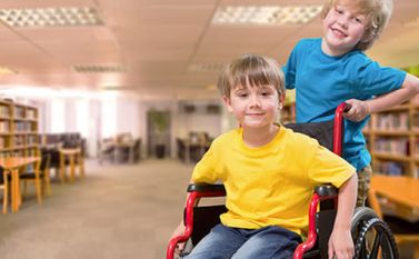 Un bambino con disabilità in carrozzina insieme a un bambino senza disabilità