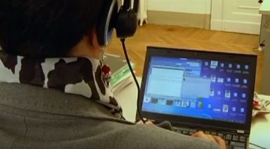 Persona con disabilità visiva al lavoro al computer