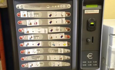 Distributore automatico di bevande calde corredato dai simboli della Comunicazione Aumentativa