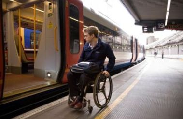 Giovane con disabilità in carrozzina sale in un treno