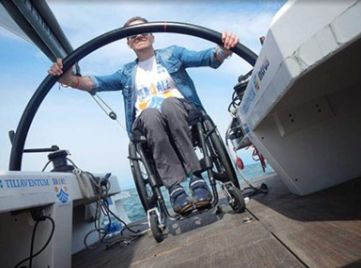 Persona con disabilità in una delle imbarcazioni accessibili dell'Associazione Tiliaventum