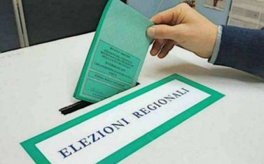 Urna delle Elezioni Regionali, con mano di persona che vota