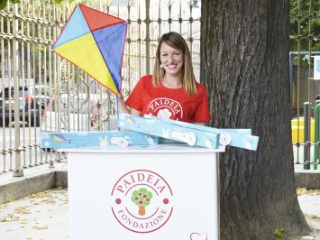 Volontaria della Fondazione Paideia di Torino, con l'"aquilone della felicità"