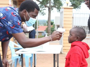 Rilevazione della febbre su un bimbo, in una struttura in Africa curata dall'organizzazione CBM