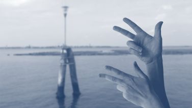 Messaggio in LIS sullo sfondo della Laguna di Venezia