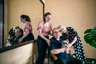 Vincenzo Mollica con familiari caregiver e cagnolino