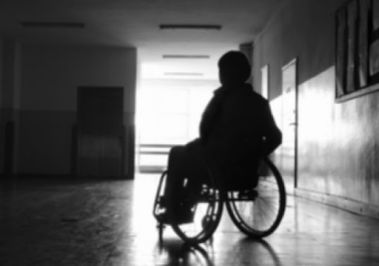 Persona con disabilità in un corridoio oscuro