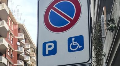 Cartello di parcheggio disabili