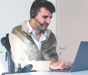 Persona con disabilità al lavoro al computer