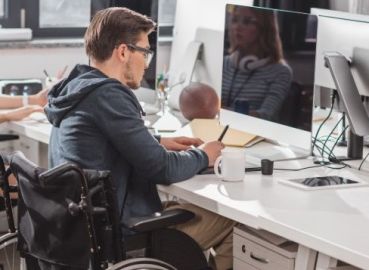Giovane lavoratore con disabilità in modalità "smart working" ("lavoro agile")