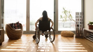 Donna con disabilità in un istituto (©Getty Images)