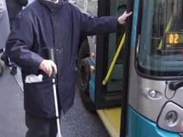 Persona cieca sale in autobus