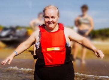 Persona con disabilità intellettiva in spiaggia