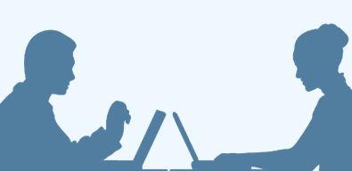 Un uomo e una donna (ombre) lavorano al computer