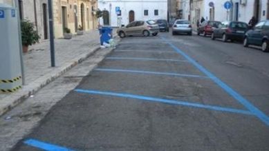 Parcheggi con strisce blu