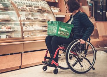 Consumatrice con disabilità al supermercato