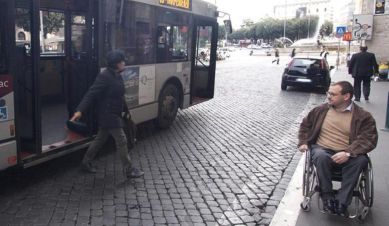 Persona con disabilità non può entrare in autobus di Roma