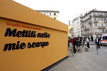 Gigantesca scatola di scarpe allestita a Milano in Piazza XXV Aprile
