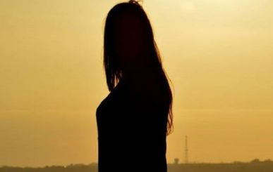 Ombra di donna di spalle al tramonto