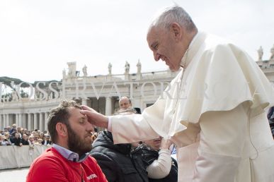 Pietro Scidurlo a Roma con Papa Francesco (foto di Free Wheels)
