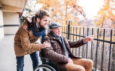 Caregiver insieme a persona con disabilità