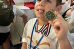 8 anni, Antonio Giambalvo, il più giovane atleta della FISDIR (Federazione Italiana Sport Paralimpici degli Intellettivo Relazionali), è già un piccolo campione del nuoto