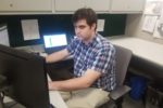 Una persona con distubro dello spettro autistico al lavoro al computer