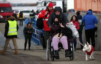 Donna con disabilità in fuga dall'Ucraina (©REUTERS/Stoyan Nenov/File Photo)