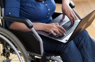 Donna con disabilità al computer