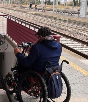 Persona con disabilità alla stazione di Casarsa (Pordenone)