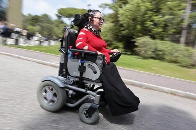 Donna con disabilità in carrozzina in movimento