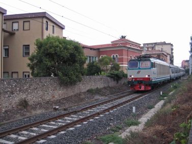 Treno regionale Albenga-Milano alla Stazione di Loano