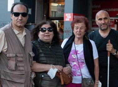 Le quattro persone con disabilità visiva cui è stato negato l'ingresso al Teatro Arcimboldi di Milano (foto Beltrami/LaPresse)