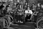 Una bella immagine di Antonio Maglio insieme ai primi atleti paralimpici italiani