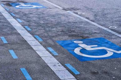 Due parcheggi disabili
