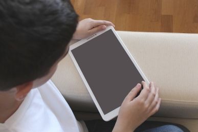 Ragazzo con autismo al tablet