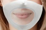 Una mascherina trasparente che può consentire la lettura labiale
