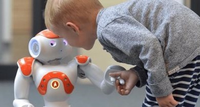 Robot e bambino autistico