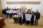 Foto di gruppo per la presentazione a Roma del progetto "Baskin e oltre", con l'assessora comnunale Barbara Funari che reca una maglietta "personalizzata"