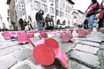 Le carrozzine rosse di cartone esibite il 25 novembre dalla UILDM; dfi Pavia