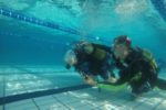 Immersione in piscina insieme a una persona con disabilità