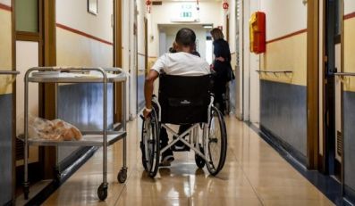 Persona con disabilità in corridio di ospedale