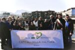 La delegazione delle Sezioni AISLA di Bergamo e Brescia, sul ponte che unisce Sarnico a Paratico, insieme ai rappresentanti delle Istituzioni locali