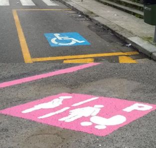 parcheggio riservato a persone con disabilità e "stallo rosa"