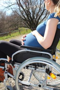 Donna con disabilità motoria in stato di gravidanza