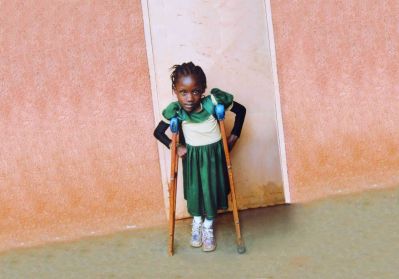 Bambina con disabilità del Camerun