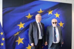 Il commissario europeo per il Lavoro e i Diritti Sociali Nicolas Schmit (a sinistra), insieme a Yannis Vardakastanis, presidente del Forum Europeo sulla Disabilità