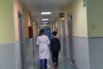 Una neuropsichiatra dell'infanzia e dell'adolescenza dell'Azienda Ospedaliera Universitaria di Sassari insieme a un piccolo paziente